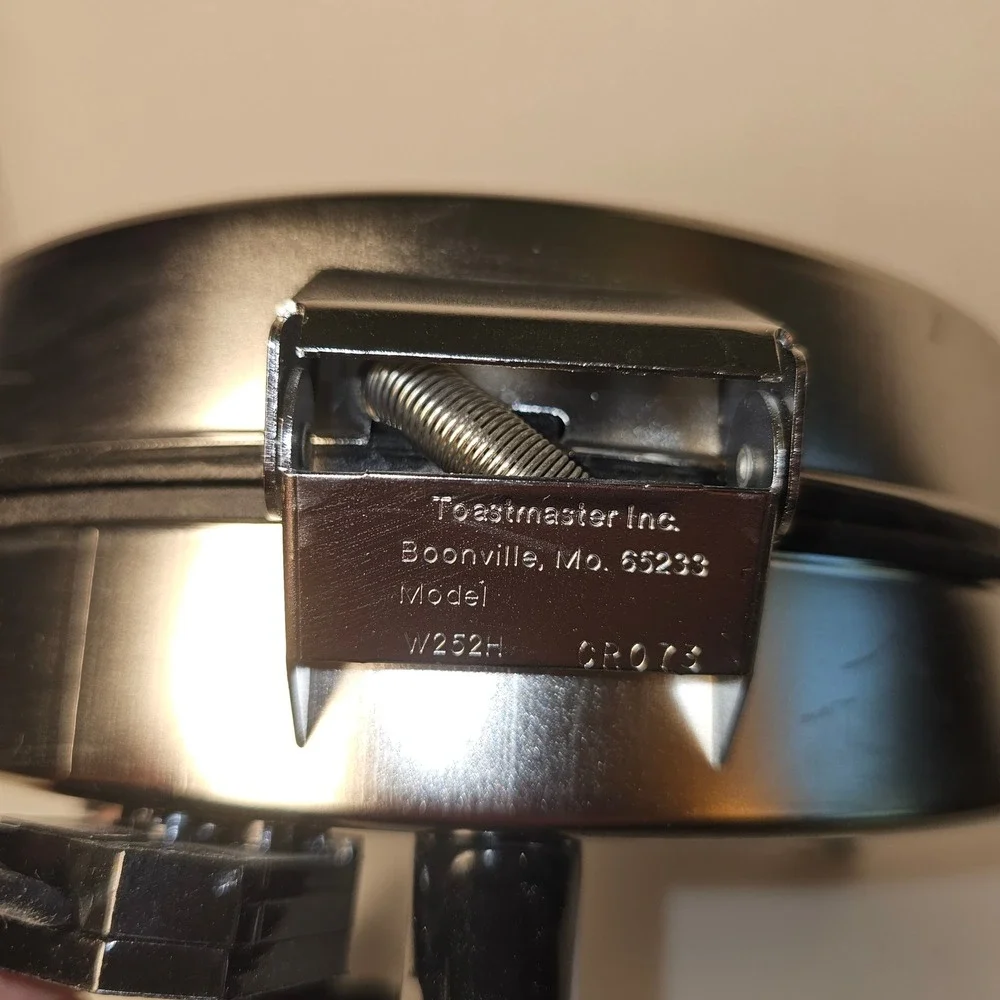 Toastmaster W252H Round Waffle Baker Maker Chrome 650W 7 Inch Grid Vintage